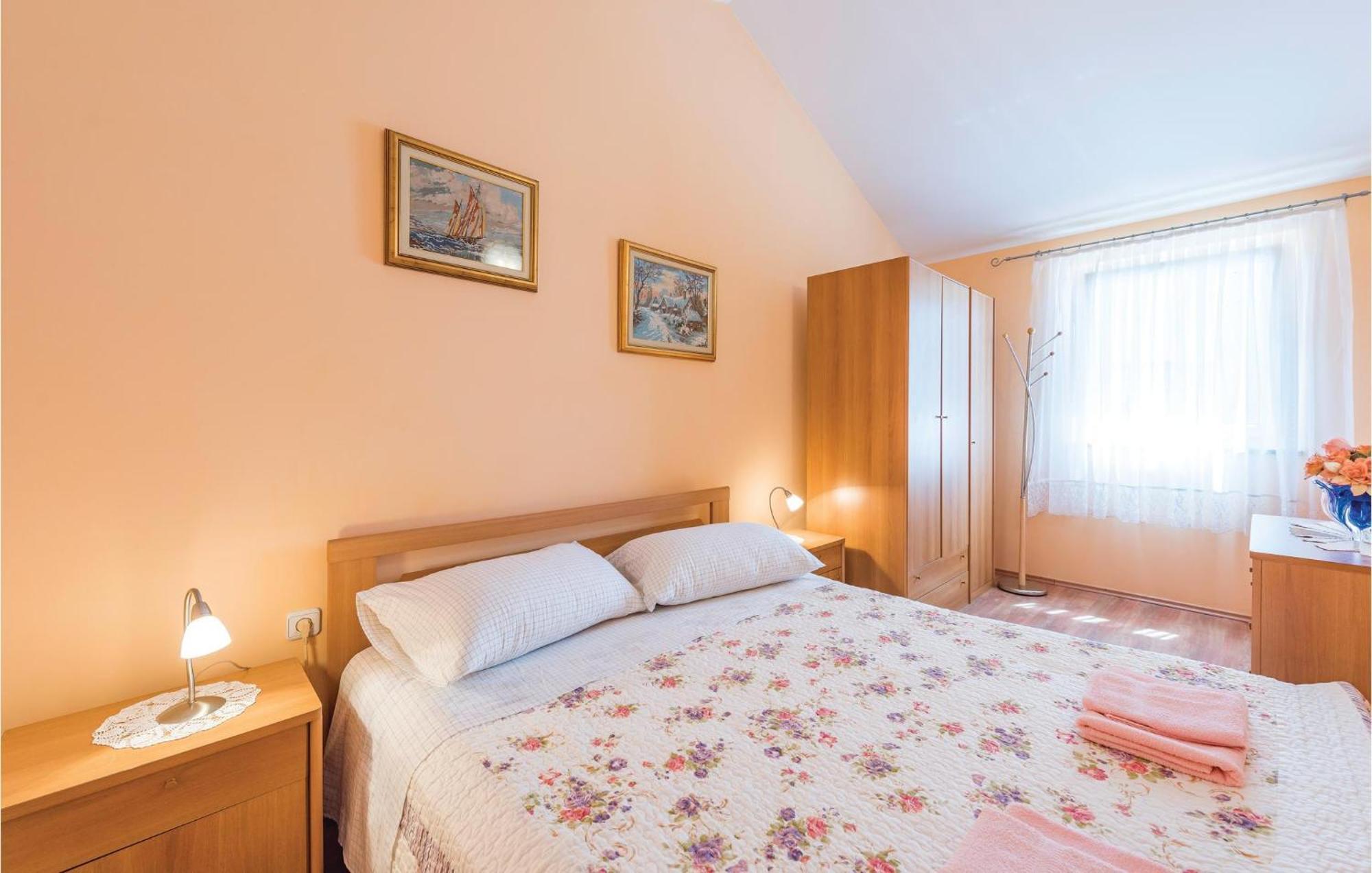 Awesome Home In Zminj With Wifi Ngoại thất bức ảnh