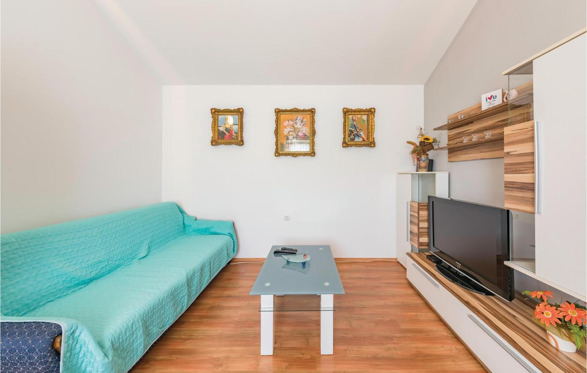 Awesome Home In Zminj With Wifi Ngoại thất bức ảnh